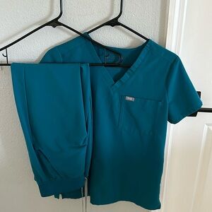 Figs XS women’s scrubs set